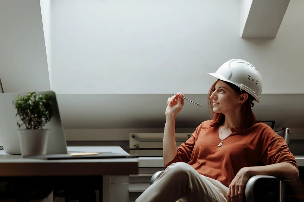 Photo by Thirdman  : https://www.pexels.com/photo/smiling-woman-thinking-while-wearing-white-hard-hat-5583259/
